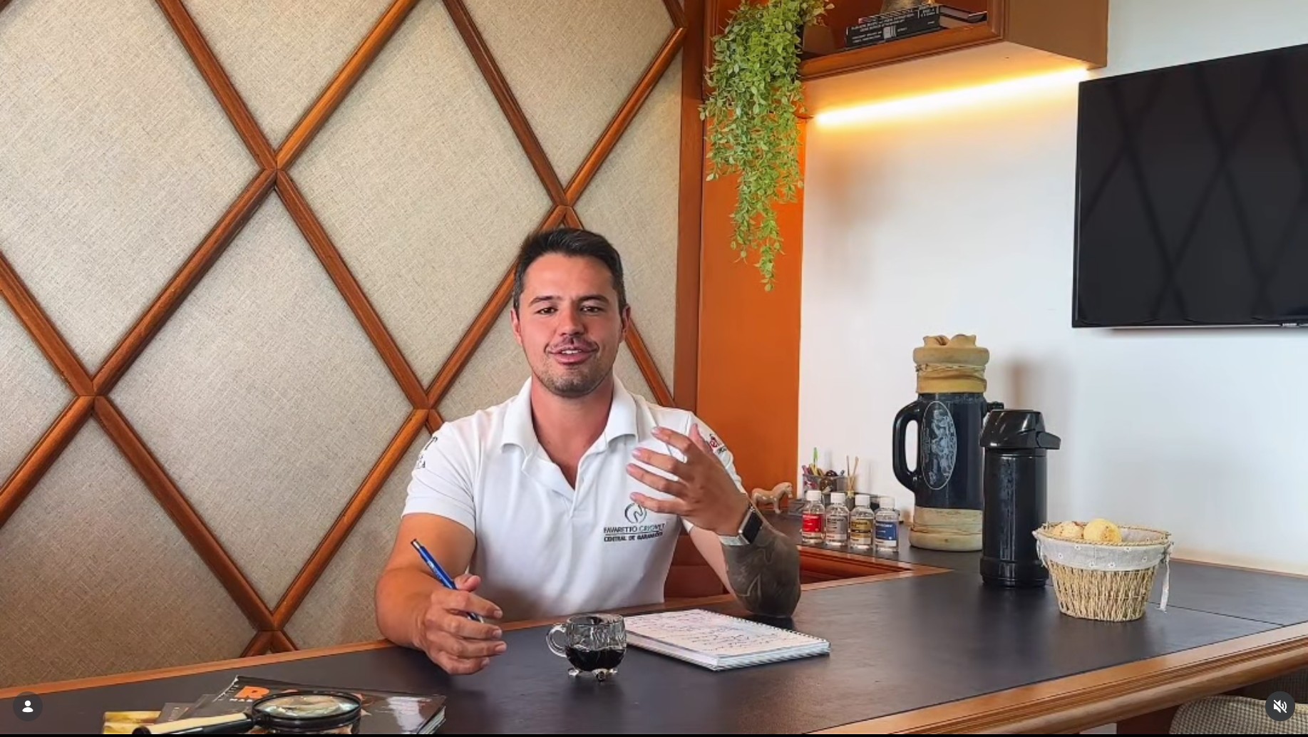 Henrique Favaretto, médico veterinário, no escritório da central de garanhões