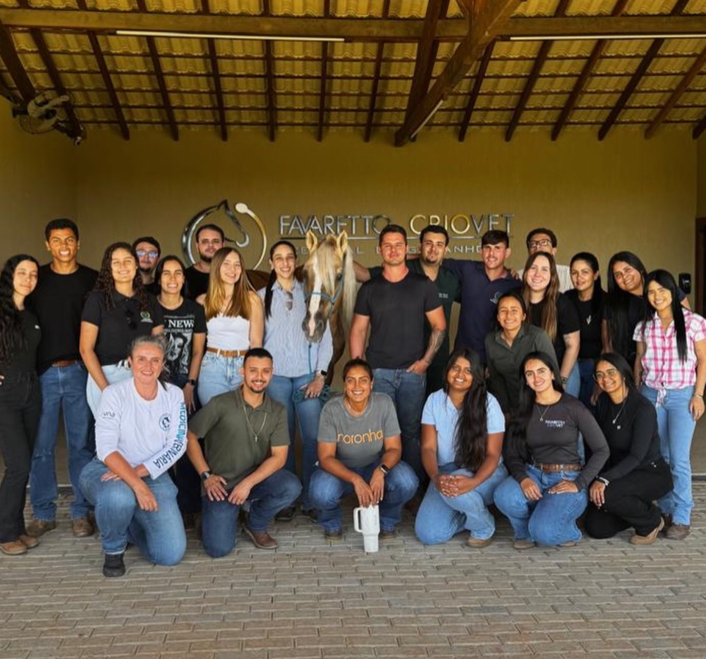 Turma de alunos em aula prática na central de garanhões Favaretto Criovet